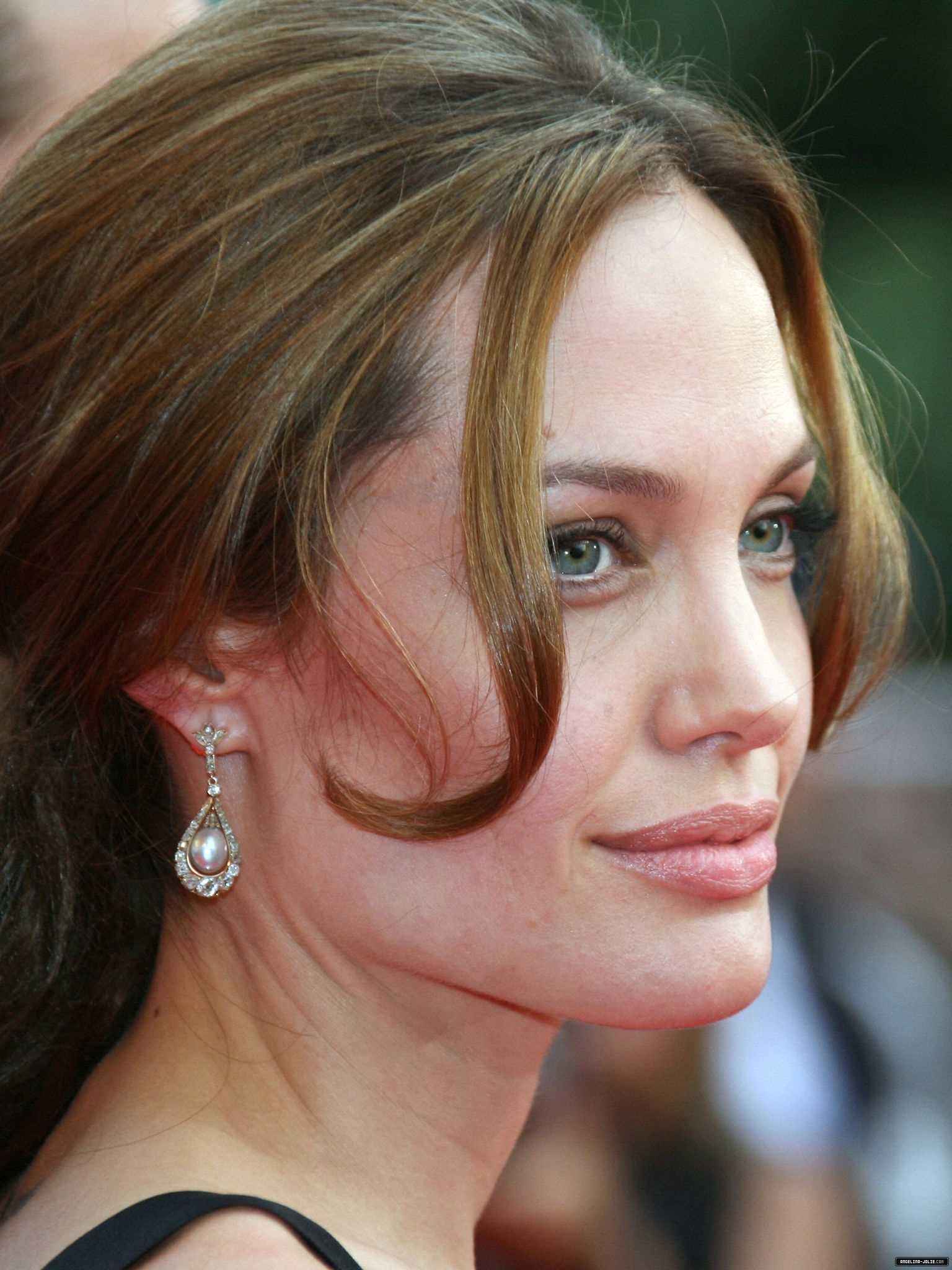 Angelina actress. Анджелина Джоли с серьгами в юности. Серьги Анджелины Джоли с прозрачным камнем. Фото Джоли с сережкой в губе.