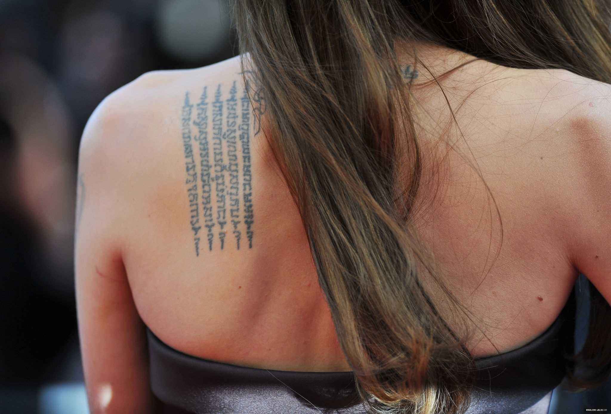 Татуировки на ребрах Анджелина Джоли